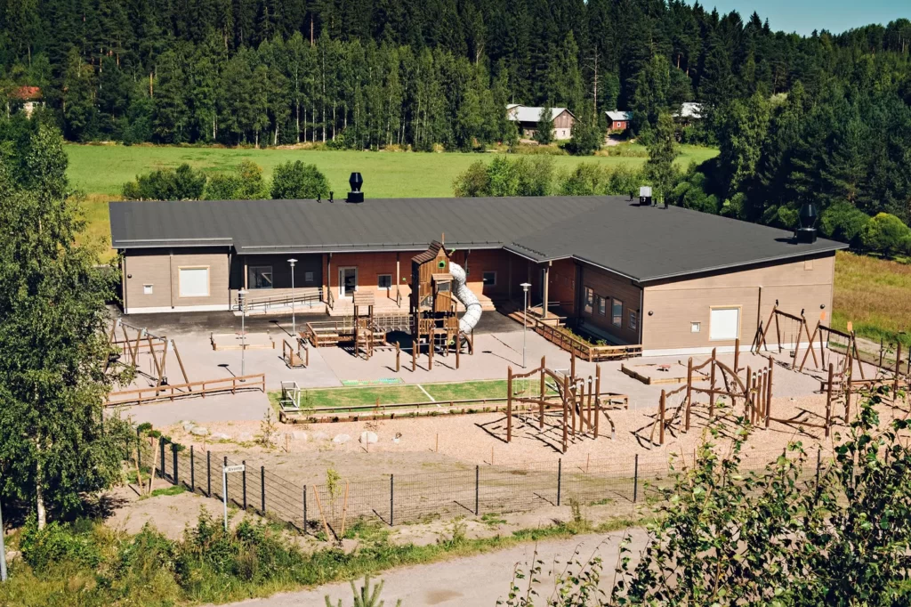 Peikkometsä lahti rakennus ja piha