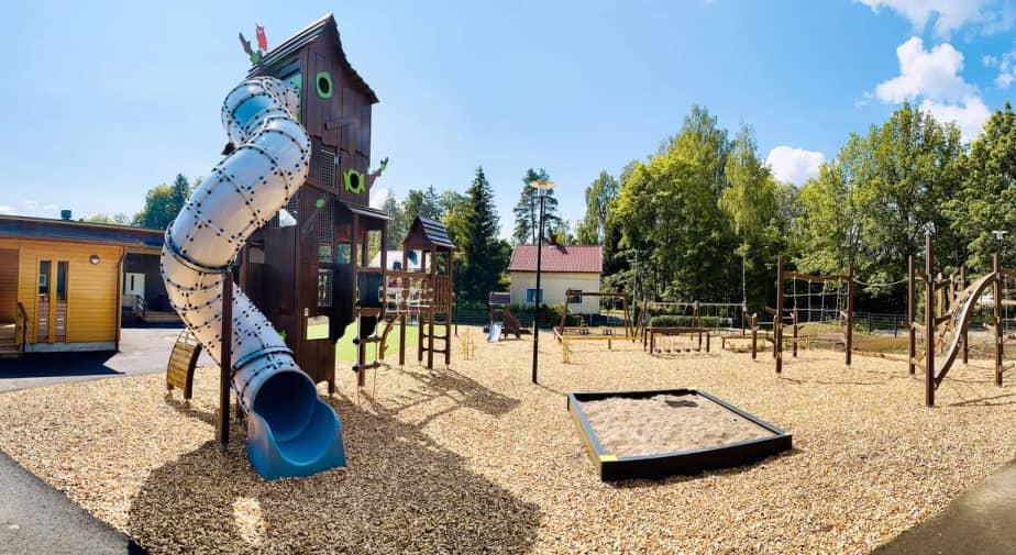 Peikkometsä rakennus ja piha