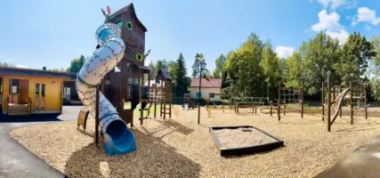 Peikkometsä rakennus ja piha