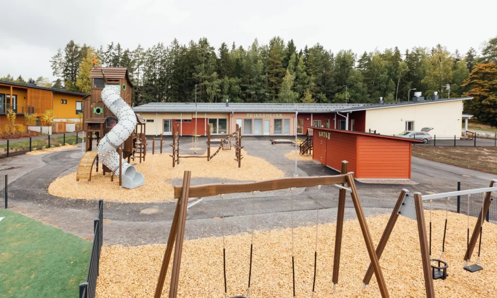 Peikkometsä järvenperä rakennus ja leikkipiha