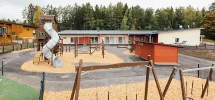 Peikkometsä järvenperä rakennus ja leikkipiha