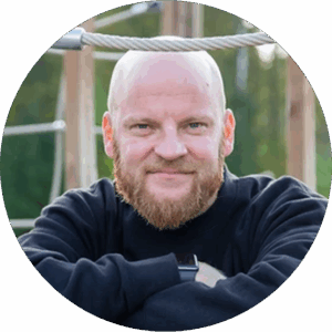 Peikkometsän kasvattaja ulkona päiväkodin pihalla